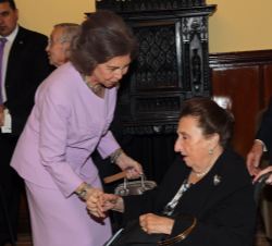Su Majestad la Reina Doña Sofía saluda a Su Alteza Real la Infanta Doña Margarita